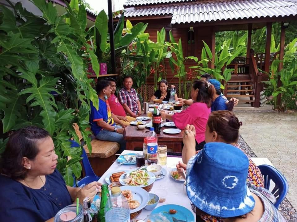 บ้านทะเลอิ่มเอม Bann Talay Im Eimm Ban Phe Exterior foto